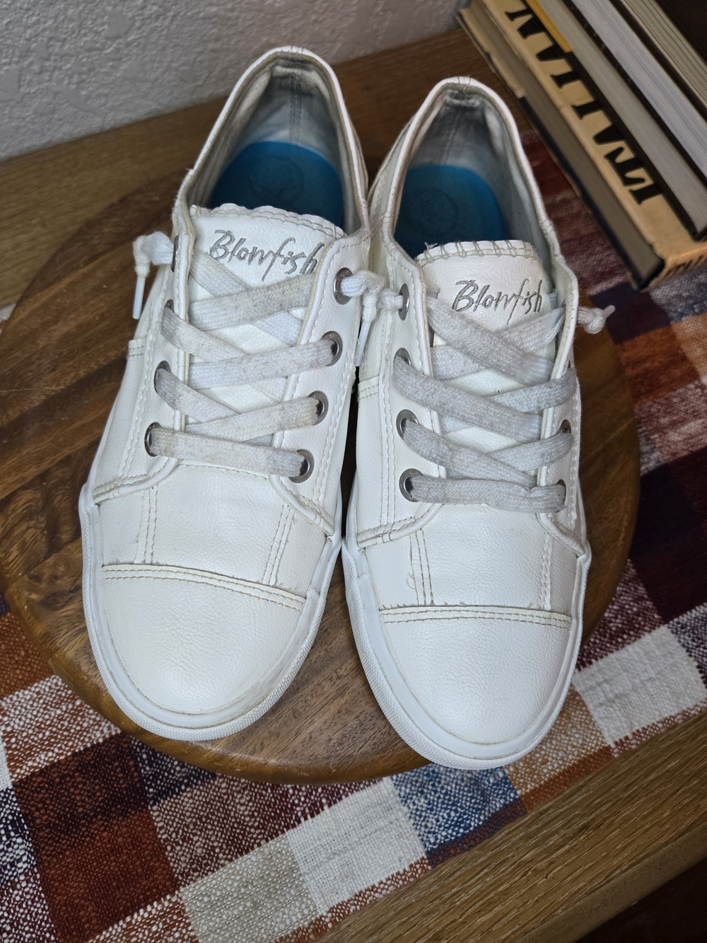 Blowfish Malibu Womens 8 M White Faux Leather Slip On Sneakers Shoes Low Top